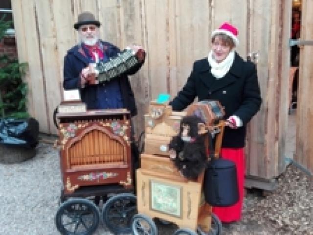 Weihnachts musik auf der Drehorgel. Solo, Duo, Orchester, Leierkasten - 1